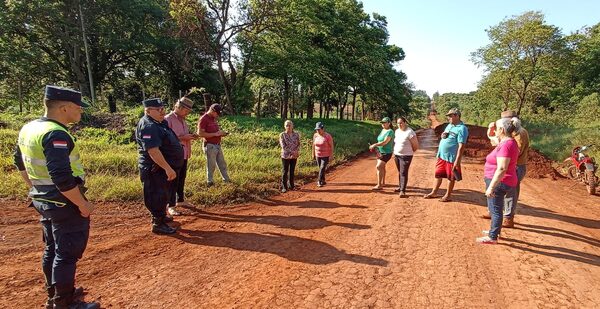Pobladores del km 20 Acaray se manifiestan contra pésima obra encarada por el MOPC - La Clave