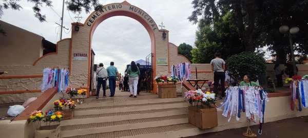 Feligresía Católica conmemora el Día de los Santos con gran afluencia en el camposanto