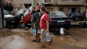 Tragedia por Dana: Gente con cubos, escobas y agua sale a pie para ayudar en Valencia