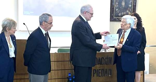 La Nación / Ricardo Scavone Yegros ingresó a la Academia de la Lengua Española