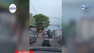 Automovilista a los puños con limpiavidrio