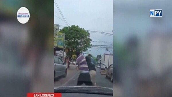 Automovilista a los puños con limpiavidrio