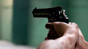 Mujer recibió tres balazos que eran para su amigo