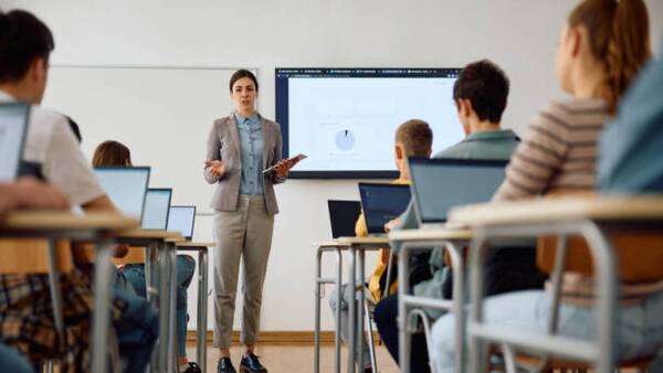 Docente es apartada del cargo por besar a un alumno