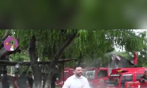 (VIDEO)¡Bomberos atacan a manguerazos a fiscales que buscan desalojarlos sin orden judicial!