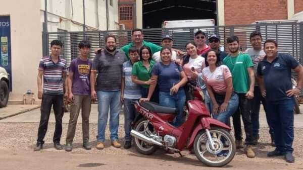 Regalan moto a su compañera tras robo, nativo se recibe de ingeniero y más noticias positivas