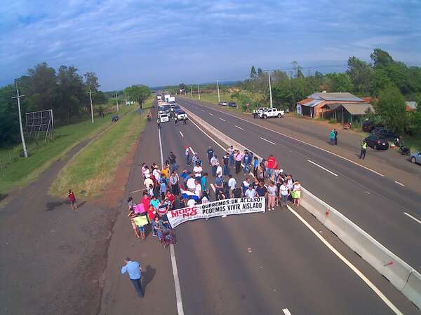 Pobladores de San José de los Arroyos cierran la Ruta PY02 para exigir acceso a sus comunidades - Nacionales - ABC Color