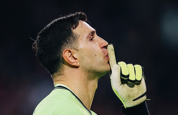 Dibu Martínez habló sobre Paraguay y Miguel Almirón