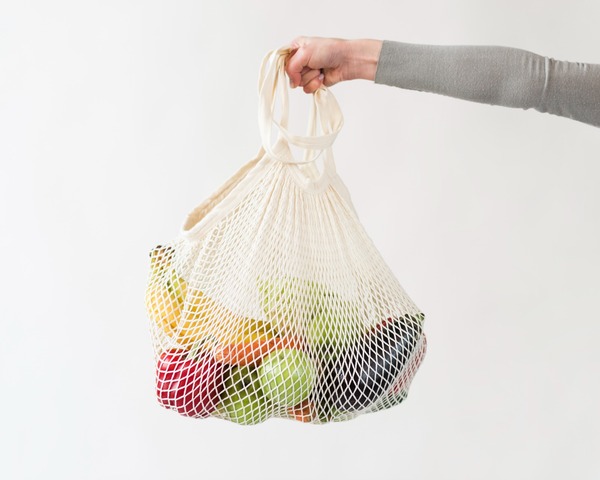 Exigen a comercios ofrecer opciones de bolsas biodegradables, como cartón, papel y tela, además de las de polietileno - MarketData