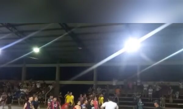 (VIDEO) Feroz moquete se armó en partido de futsal