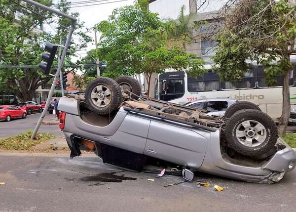 Aparatoso vuelco con suerte sobre la avenida San Martín - Policiales - ABC Color