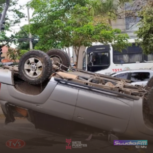 MILAGRO EN ASUNCIÓN: DOS MUJERES SE SALVAN DE SER ATROPELLADAS POR UNA CAMIONETA VOLCADA TRAS APARATOSO ACCIDENTE - TVS