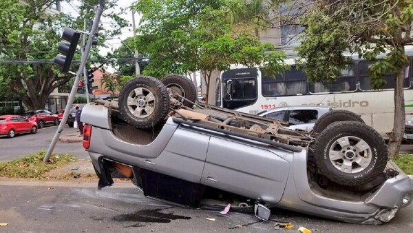Video: Dos mujeres se salvaron de milagro de ser atropelladas por una camioneta que volcó en Asunción