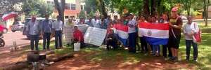 Yuty: grupo de pobladores se manifiesta frente a la comuna para exigir transparencia en construcción vial - Nacionales - ABC Color