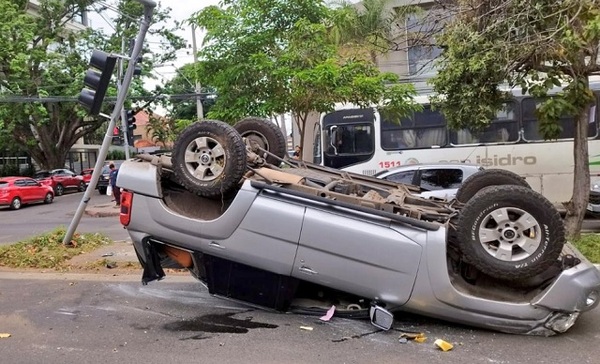 Camioneta vuelca tras choque en Av. San Martín sin heridos