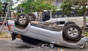 Dos mujeres se salvaron de milagro de ser atropelladas por una camioneta que volcó - Noticiero Paraguay