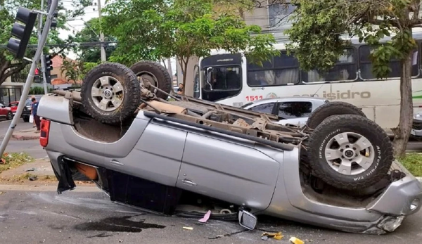 Dos mujeres se salvaron de milagro de ser atropelladas por una camioneta que volcó - Noticiero Paraguay