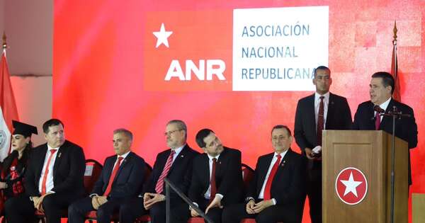 La Nación / “Este es recién el primer curso”, dice Cartes ante 1.000 egresados de la Academia Republicana