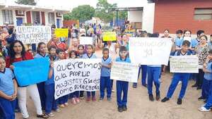 Padres y alumnos toman escuela para pedir que encargada de despacho sea designada como directora - Nacionales - ABC Color