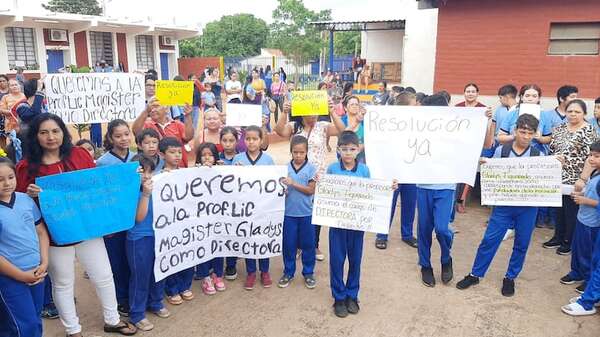 Padres y alumnos toman escuela para pedir que encargada de despacho sea designada como directora - Nacionales - ABC Color