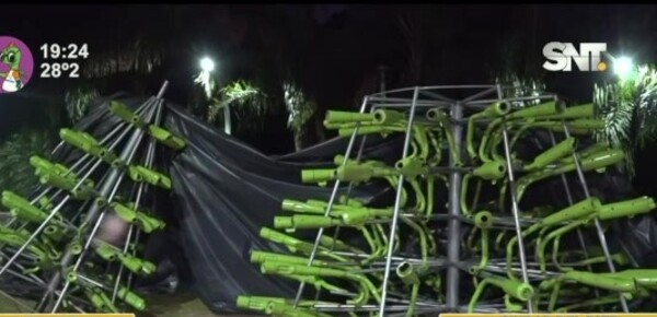 Arbolitos de navidad hechos con caños de escape - SNT