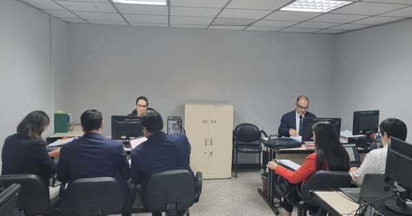 La Nación / Juez definirá si dos exfiscales van a juicio por recibir costosas lapicera de supuesto narco