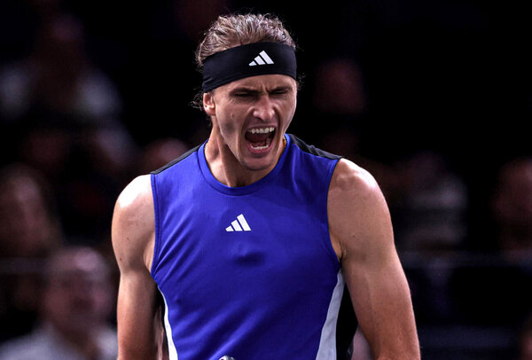 Versus / Zverev pasa a semifinales en París y deja sin Masters a Tsitsipas