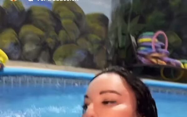 (VIDEO) Cual sirena: ¡Zuni Castiñeira y sus chapoteos sexys en la pileta!