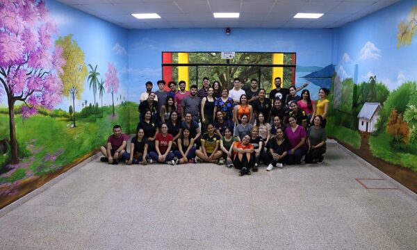 Pintan mural para hermosear facultad de la UNE
