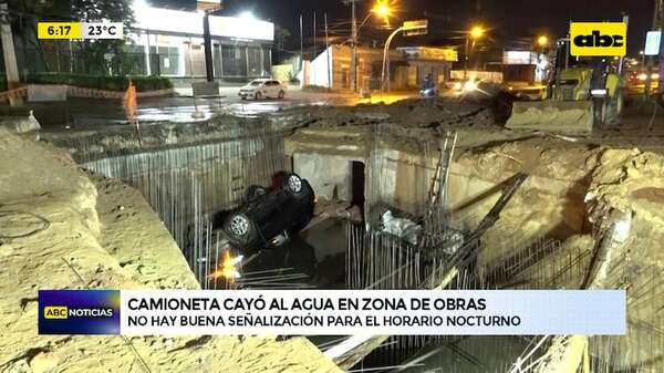 Avda. Eusebio Ayala: camioneta cayó al agua en zona de obras - ABC Noticias - ABC Color