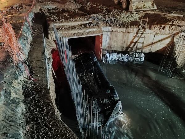Camioneta cayó a un alcantarillado en zona de obras de avenida Eusebio Ayala - Policiales - ABC Color