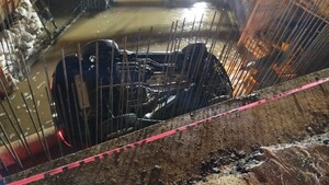 Automóvil cae a un alcantarillado en zona de obras en la avenida Eusebio Ayala