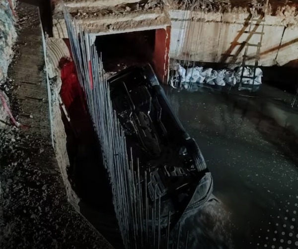 Avda. Eusebio Ayala: conductor de camioneta cayó a pozo de obra de alcantarillado - Unicanal