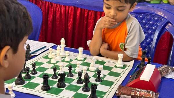 Niño de 3 años se convierte en el ajedrecista más joven en el ranking mundial