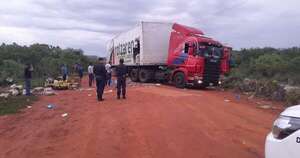 La Nación / Juan M. Frutos: grupo comando asaltó camión transportador de encomiendas y robó una patrullera