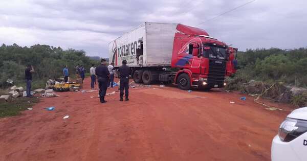 La Nación / Juan M. Frutos: grupo comando asaltó camión transportador de encomiendas y robó una patrullera