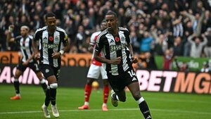 Miguel Almirón mira desde el banco el gran triunfo del Newcastle