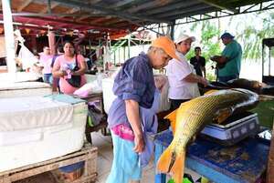 Vendedoras de Remanso esperan a los clientes para agotar el stock de pescado antes de la veda - Nacionales - ABC Color