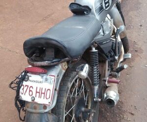 Motociclista muere al embestir contra columna