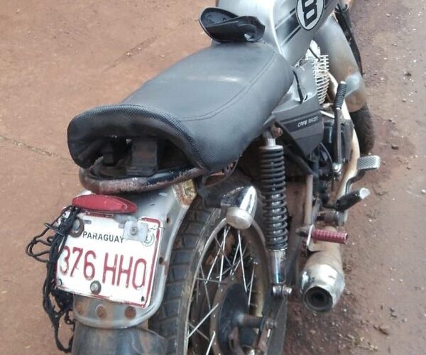 Motociclista muere al embestir contra columna
