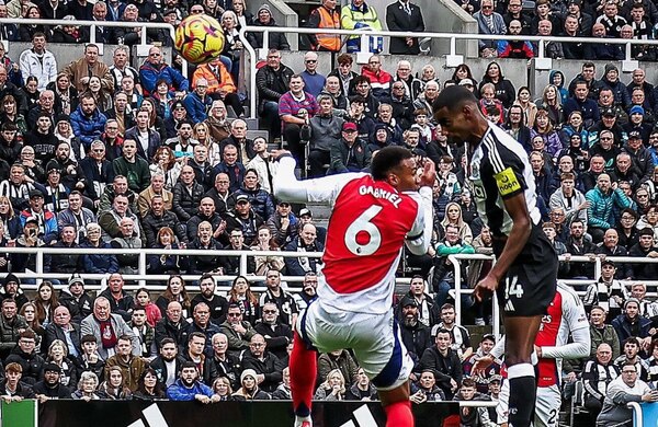 Versus / Arsenal naufraga en Newcastle y se complica la pelea por el título