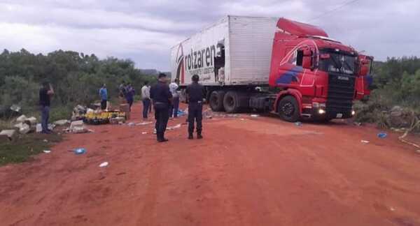 Asalto tipo comando en Juan Manuel Frutos: atacaron camión de encomiendas y robaron una patrullera - 1000 Noticias
