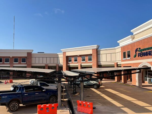 Sombra y a la vez generación de energía en estacionamiento vehicular en Filadelfia