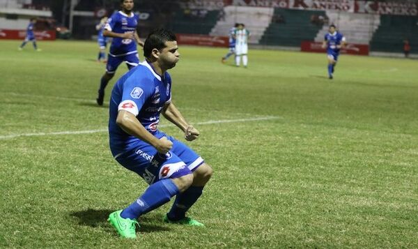 Versus / 'Pinti' Álvarez lleva sus goles al fútbol de tierra adentro