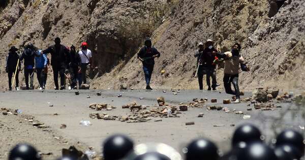 La Nación / Rehenes militares de Evo Morales pasan de 20 a 200 tras asalto a tres cuarteles
