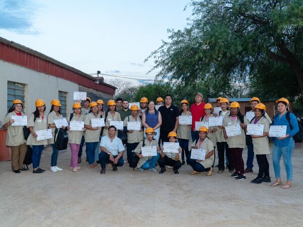 En el Chaco, mujeres indígenas rompen barreras y se reciben de albañiles y electricistas
