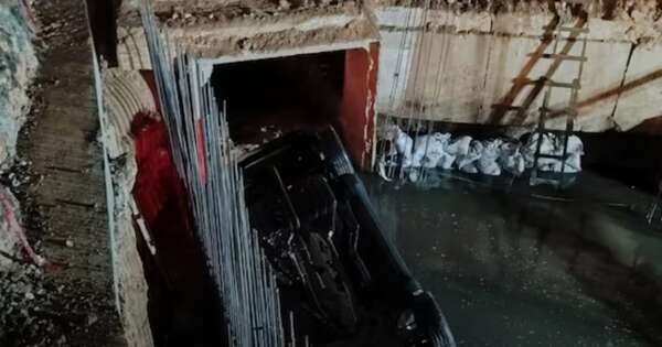La Nación / Vehículo cayó dentro de un pozo en zona de obras sobre la avenida Eusebio Ayala