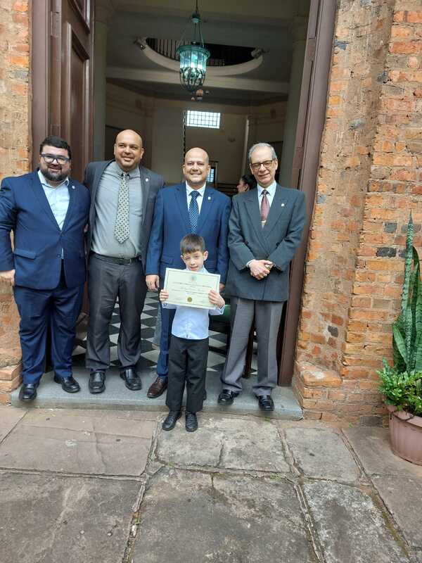 Rodriguito Cardozo, de 7 años, se convierte en el disertante más joven de la Academia Paraguaya de la Historia