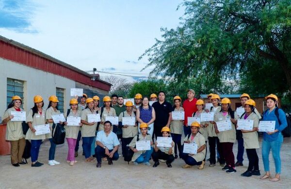 Mujeres indígenas rompen barreras y se reciben de albañiles y electricistas