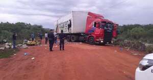 La Nación / Grupo comando asaltó camión transportador y robó una patrullera
